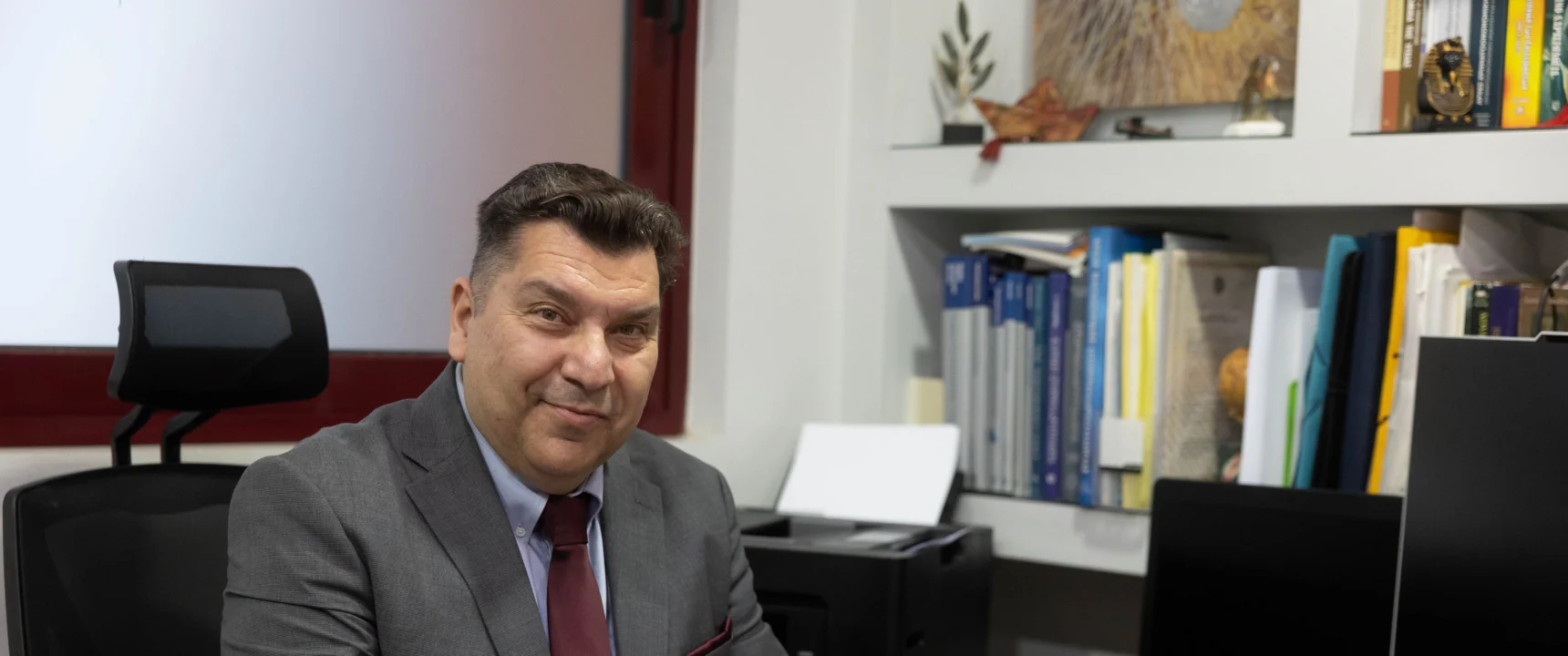 Ο Δρ. Κωνσταντίνος Σουλαντίκας στο γραφείο του ιατρείου