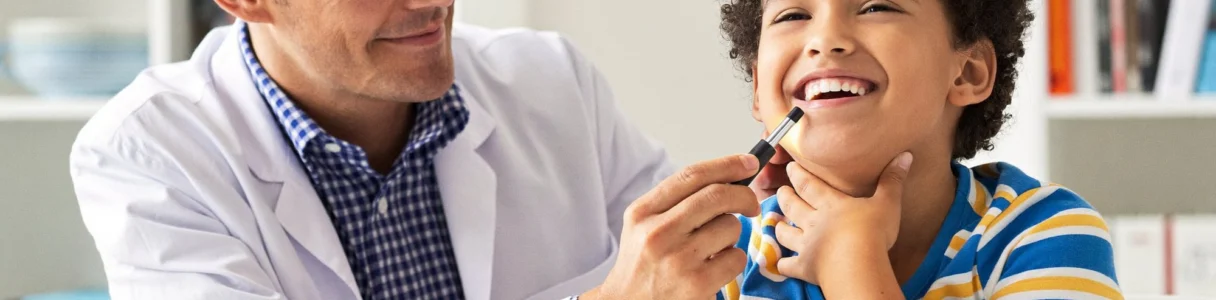 Παιδο-ΩΡΛ εξετάζει τη μύτη και τον λαιμό παιδιού